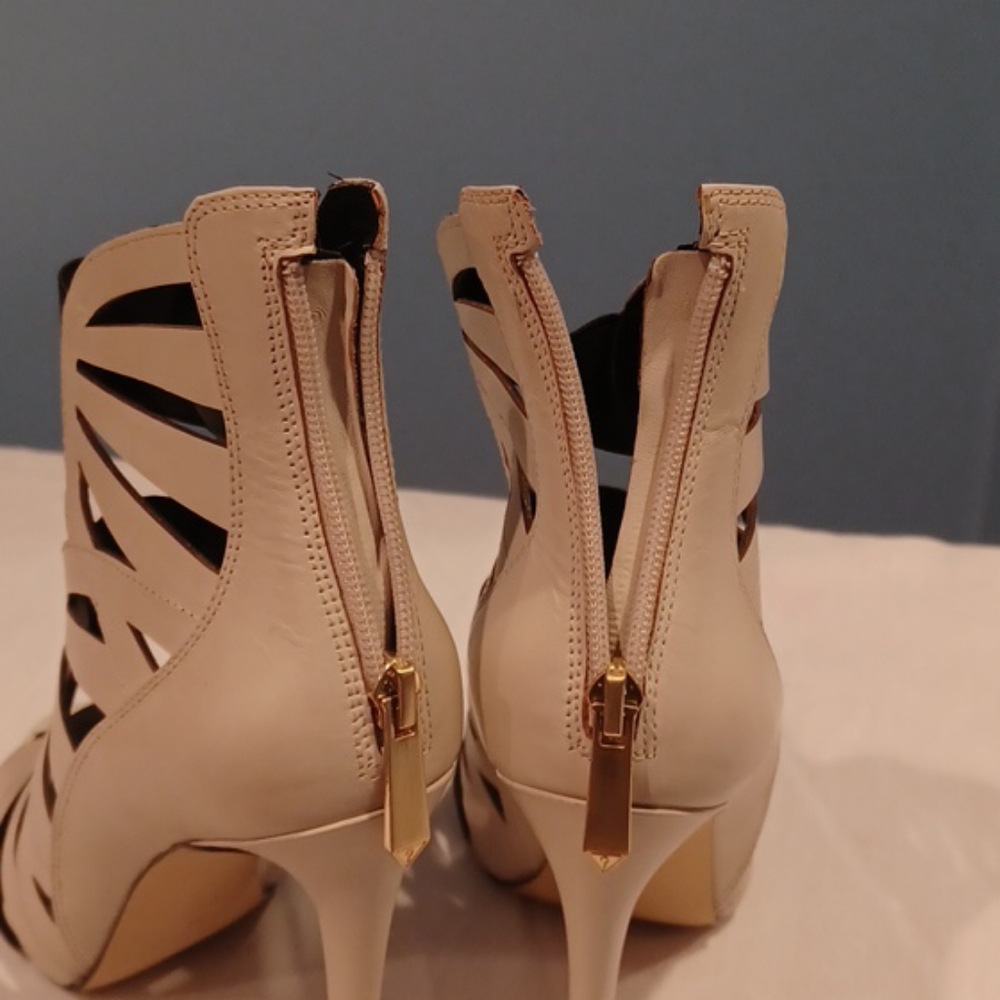 Preowned GUESS AELA Cutout Heels - Picture 7 of 8